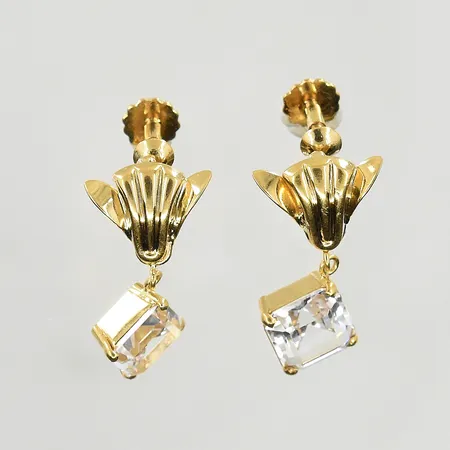 Ett par örhängen med vita stenar, längd 21 mm, bredd 11 mm, skruvlås, 18K. Vikt: 3,1 g