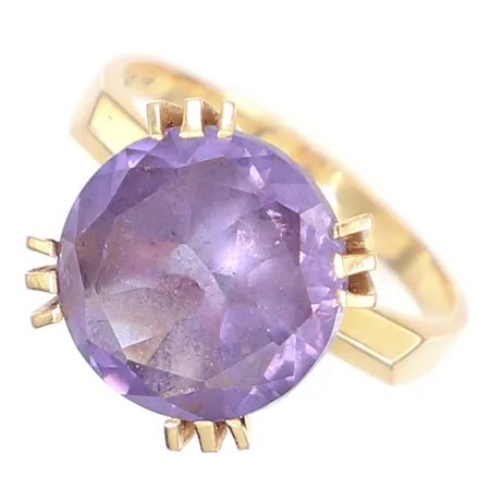 Ring med lila sten stl 20 bredd 2-16mm slitage på sten ojämn skena 18K Bruttovikt: 8,6 Vikt: 8,6 g