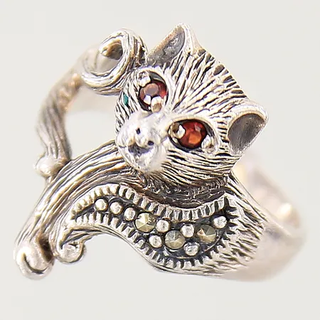 Ring katt med markasiter samt röda stenar, stl: 16½, bredd: 3,1-19,4mm, silver 925/1000 Vikt: 5,3 g