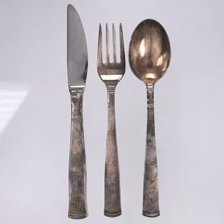 Bestick Rosenholm, kniv, gaffel och sked, 15-16cm, graverade, kniv med blad i rostfritt stål samt fyllt handtag, silver 830/1000 Bruttovikt: 96,5g Vikt: 96,5 g