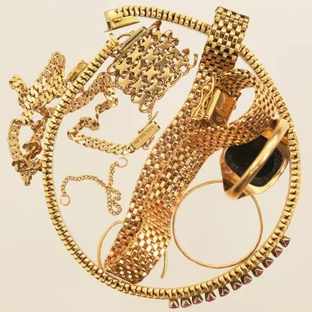 Diverse guld, åtta delar, gravyr, defekt, stenar, 18K bruttovikt: 57,8g 