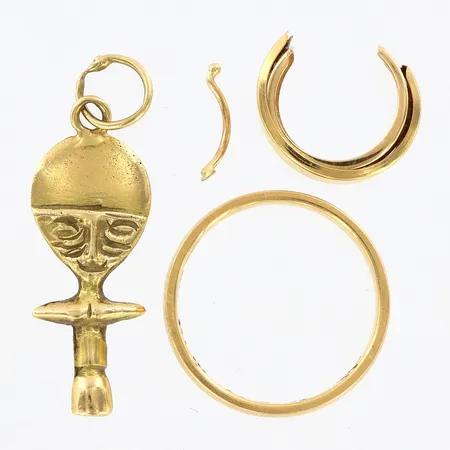 Ring slät gravyr, 3 bitar skrot, hänge slitage på ögla, 14K Vikt: 5,2 g