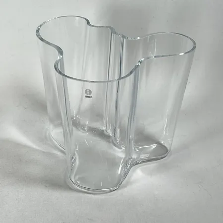 Vas "Savoy", Iitala, formgiven av Alvar Aalto, höjd 16cm, klarglas, smärre slitage i botten Vikt: 0 g Skickas med postpaket.
