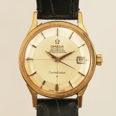 Armbandsur Omega Constellation Pie-Pan, automat, boett i 18K, Ref nr 168.005/6, serienr 23816500, calnr 561, 1960 tal, läderband, box, kvitton från reparation, ny krona, nytt glas, service 2021, originalask i trä