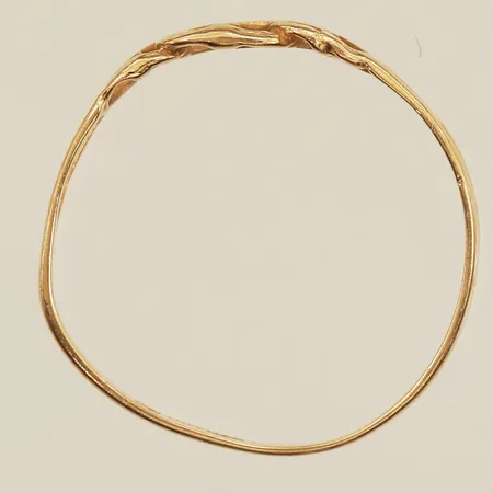 Ring Bismarck, stl 17, bredd ca 4,3mm, bucklig, skev, 18K   Vikt: 0,9 g