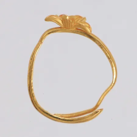Ring med dekor av blomma, öppen ringskena, bredd 1,7-9,7mm, skev, bucklor, 24K  Vikt: 2,7 g