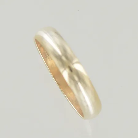 Ring, Ø 17¾ mm, bredd 4 mm, inga stämplar, 18K Vikt: 3 g