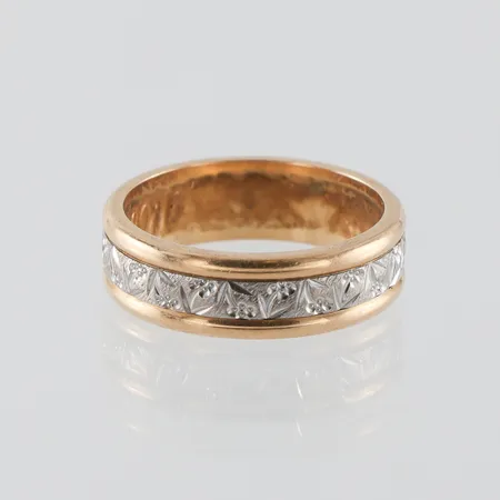 Ring vit och rödguld 18k,gravyr,storlek 16 mm,bredd 5.4 mm. Vikt: 5,8 g