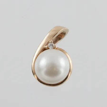 Hänge med pärla och liten diamant, höjd ca 15.1 mm. Vikt: 2,3 g