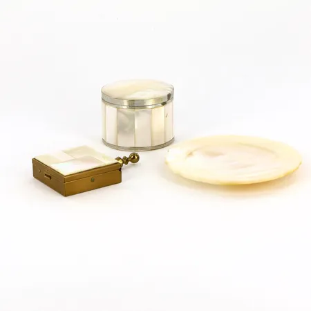 Askfat 39x65mm,gulmetall med  pärlemor, Ask med lock, pärlemor och vitmetall Ø50mm, höjd: 37mm, fat Ø85mm, pärlemor 