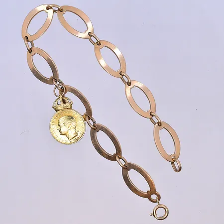 Armband med hänge från patriotiska Sällskapet, längd 20,5 cm, bredd 11 mm, namngravyr på insida av länk, 18K. Vikt: 19,4 g