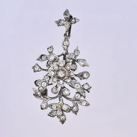 Hänge med vita stenar, längd 61 mm, bredd 33 mm, silver 830/1000. Vikt: 14,7 g