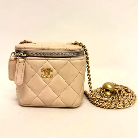 Väska Chanel, Mini Vanity Bag, beige/puderrosa quiltat skinn med detaljer i gulmetall, mått ca 10x9x7cm, snr 31814009, färgbortfall på Chanel-logga samt kedja, nött i hörn, fläckar, märken, certifikat, kvitto från Chanel Birger Jarlsgatan 2022, inköpt på Affordable Luxury 2024, dustbag (släppt i söm), ytterkartong