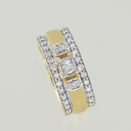 Ring med diamanter 0,10ct + 0,02ct x 32, Ø 15¾ mm, bredd 7 mm, graverad, 18K Vikt: 5,2 g