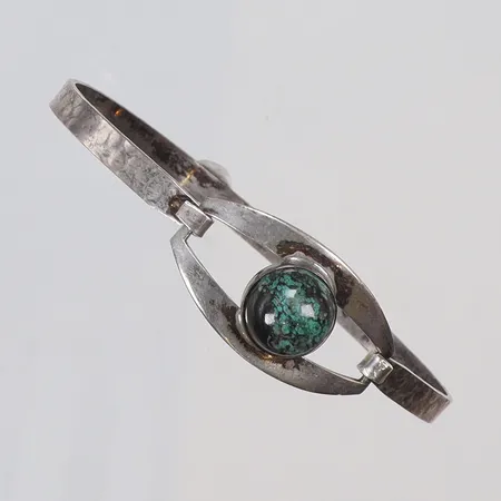 Armring med sten Ø60mm bredd 4-16mm, öppningsbart, något skev silver 925/1000 Vikt: 9,4 g