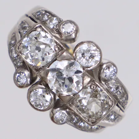 Ring med gammalslipade diamanter 1xca0,66ct, 2xca0,55ct, 2xca0,12ct, 4xca0,02ct, åttkantslipade 20xca0,01-0,02ct, ca W(H-I)/SI-P, stl 17, bredd 2,9-13,5mm, Hans Strömdahl AB, Stockholm, spår av storleksändring, nagg i gördel på mittsten samt på några av de mindre stenarna, vitguld, 18K Vikt: 12,4 g