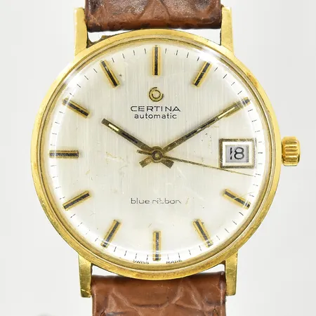 Herrur Certina Blue Ribbon 18K, boett Ø34 mm, automat, datum, läderband, boettnr 913.3810.68, glapp krona, repor på plastglas, graverad bakboett, fungerade vid testtillfället, bruttovikt 37,4g.