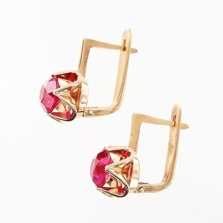 Ett par örhängen, rosa stenar, 9x16mm, 14K Vikt: 4,6 g