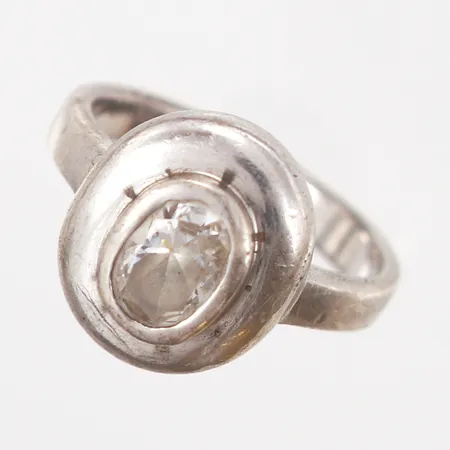Ring med vit sten stl 17¾, bredd: 3-15mm, silver 925/1000 Vikt: 6,4 g