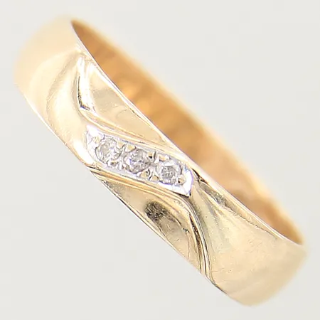 Ring med diamanter 3 x ca 0,015ct, stl 20½, bredd 5mm, gravyr, 14K  Vikt: 4,9 g