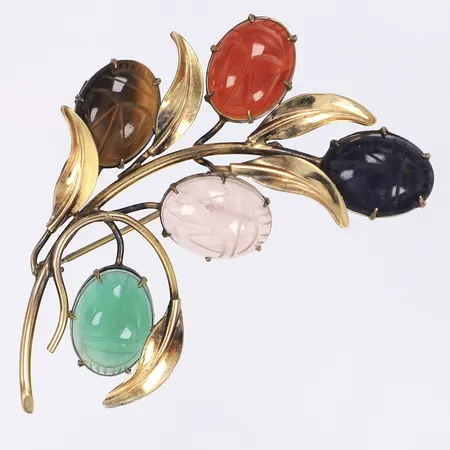 Brosch med skarabeslipade stenar troligen rosenkvarts, tigeröga, karneol, lapis samt krysopras, 7x3cm, tillv. Walter Lampl, New York, USA, 1900-talets första hälft, 12K gold filled (5% av metallen är 12K), Bruttovikt: 14,8g Vikt: 14,8 g