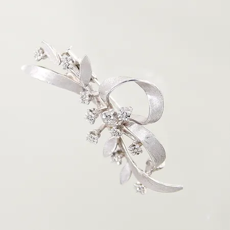 Brosch med 8/8-slipade diamanter 11 x ca 0,005ct, längd: 45mm, bredd: 2,2-21,3mm, vitguld, 18K  Vikt: 7,9 g