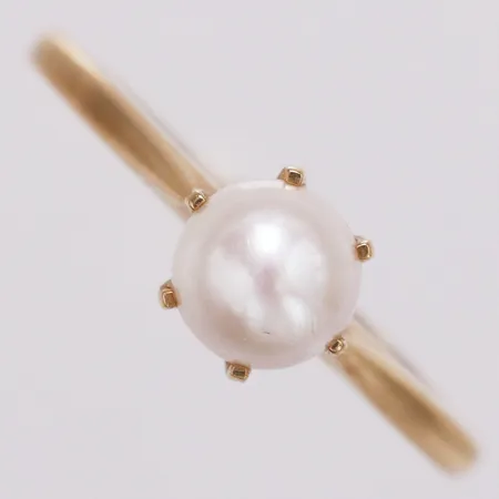 Ring odlad pärla, stl 19½, bredd 1,7-6,7mm, Guldfynd år 1986, 18K  Vikt: 2,7 g