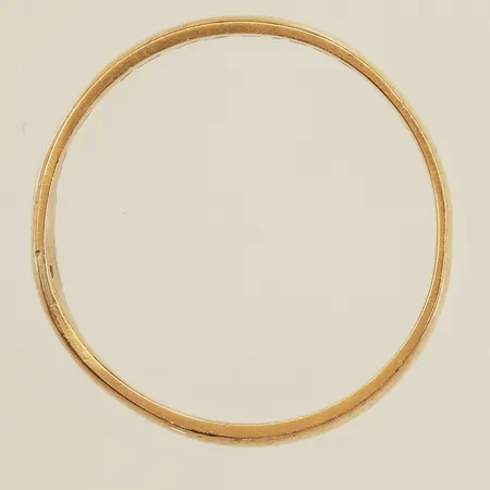 Ring slät, stl 18¼, bredd 4mm, gravyr, 18K  Vikt: 3 g