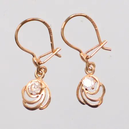 Ett par örhängen med vita stenar, längd 2cm, bredd 7mm, 14K. Vikt: 1,1 g