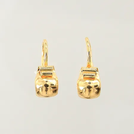 Ett par örhängen, 11x8mm, stopp i plast, mindre bucklor, 23K Vikt: 3,9 g