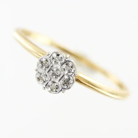 Ring med diamanter 7 x ca 0,005ct, stl 17, bredd 1-5mm, mindre tillverkningsdefekt under infattning, 10K Vikt: 1 g