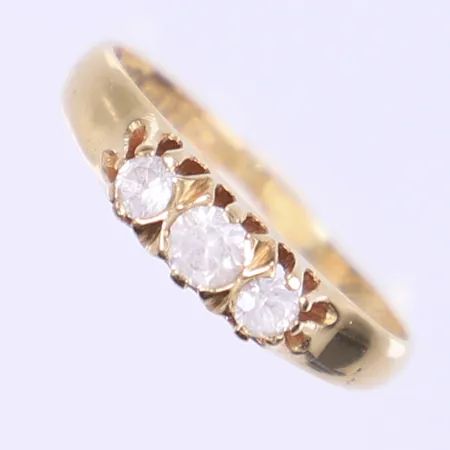 Ring med vita stenar stl 16 bredd 1-4mm gravyr 18K Vikt: 1,8 g