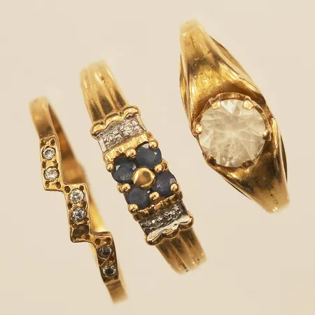 Tre ringar, stl 18-19½, saknar stenar, skeva, 18K  Vikt: 6,5 g