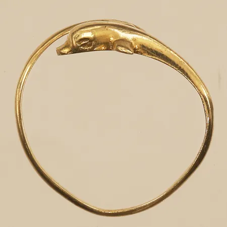 Ring delfin, stl 14½, bredd 7,5mm, defekt, 14K  Vikt: 0,7 g