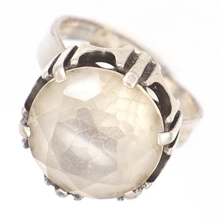 Ring med bergkristall Bengt Hallberg tillverkad 1975 justerbar stl bredd 418mm ojämn skena silver 925/1000 Vikt: 9,4 g
