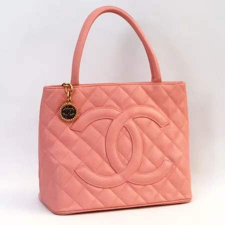 Chanel Medallion Tote Sakura Pink, caviarläder, med guldfärgade beslag, ca 29x24x15cm, serienr: 9907333, 2004/2005, slitage och färgbortfall på bottens hörn