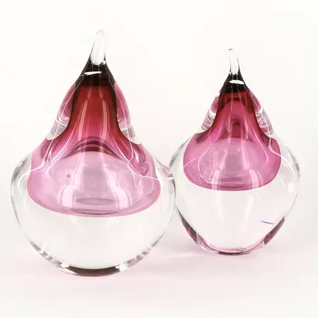 2 Konstglas, höjd: 11,12cm, signerade Studio Åhus, personlig gravering Skickas med paket.