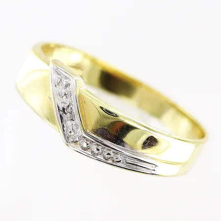 Ring med diamant ca 0,005ct, stl 18, bredd 2,5-5mm, vit/gulguld, 8K Vikt: 1,4 g