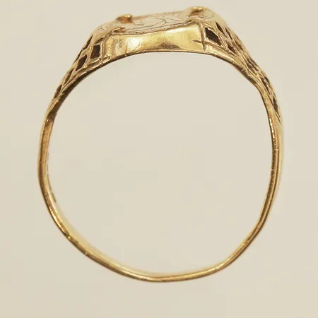 Ring med myntdekor, stl16½, bredd 9,6mm, skev, 9K  Vikt: 1,6 g