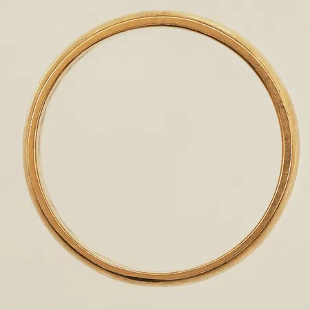 Ring slät, stl 18¼, bredd 4,6mm, gravyr, 20K Vikt: 5,2 g