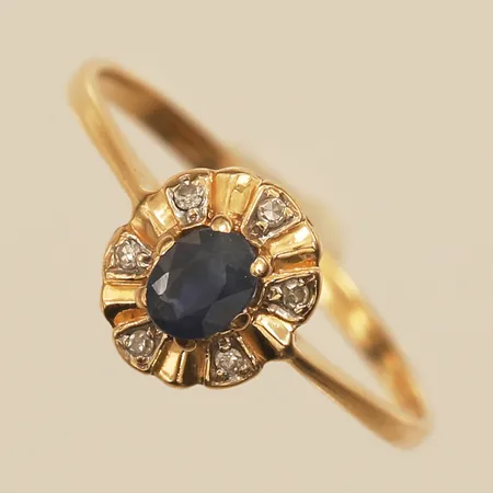 Ring med blå sten och diamanter, 6 x ca0,005ct, stl 15¾, bredd ca 7,5mm, 18K  Vikt: 1,1 g