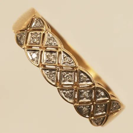 Ring med diamanter 17x ca 0,001ct, stl 18¾, bredd 5,5mm, 18K  Vikt: 2,7 g