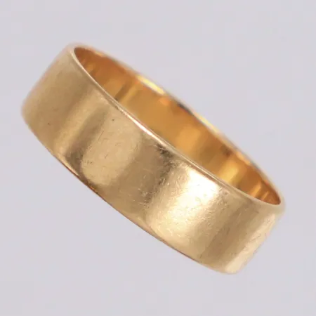 Ring, stl 15¼, bredd 5mm, repor, 18K  Vikt: 2,5 g