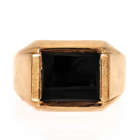 Klackring i 18K guld med svart onyx. Den är i storlek 21, är 4 - 13,5 mm bred och väger 6,7g. Repor på sten, sliten fattning, oval skena. 