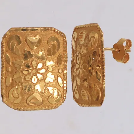 Ett par örhängen med mönster, längd 26,8mm, bredd 20,6mm, ostämplade, skeva, 21K Vikt: 4,5 g
