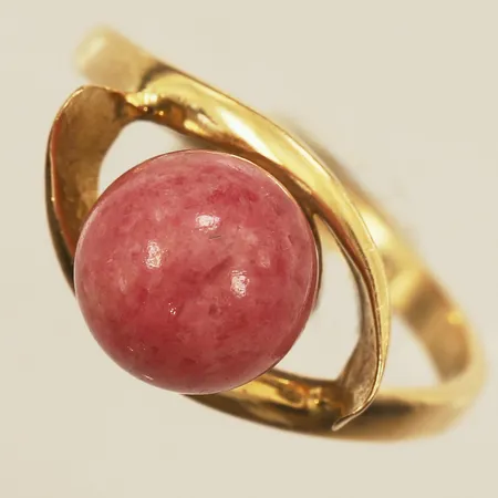 Ring med rodonit, stl 16, bredd 9,8mm, 18K  Vikt: 3,3 g
