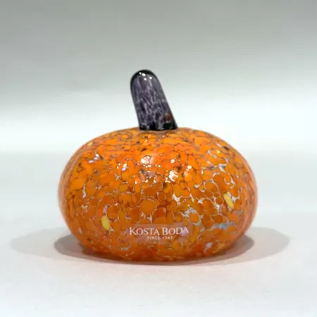 Skulptur, Gunnel Sahlin av Kosta Boda, Pumpa ur serien Frutteria, höjd: ca 8,5cm, bredd: ca 6cm, konstglas, signerad 98919, etikettmärkt Skickas med paket.