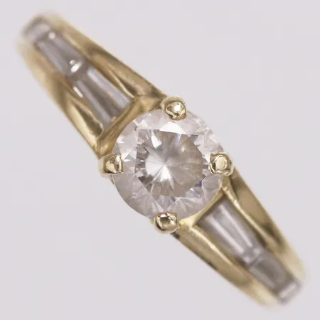 Ring vita stenar, stl 16¾, bredd 2-5,6mm, 14K  Vikt: 3,4 g