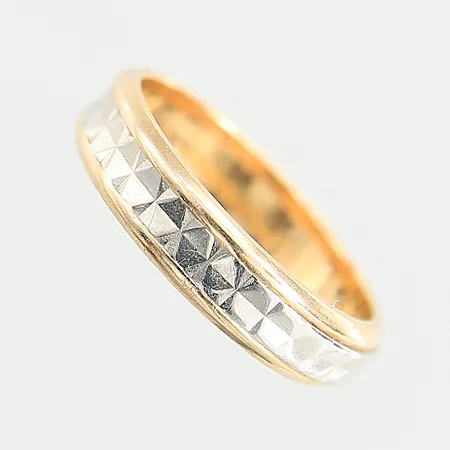 Ring med dekor, stl 16¾, bredd 4mm, delvis vitguld, svensk importstämpel, 18K Vikt: 3,7 g