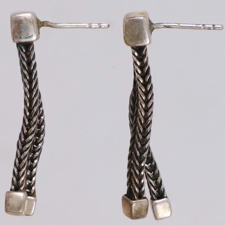 Ett par örhängen, längd 32,5mm, bredd 6,5mm, saknar snurrebussar, silver 925/1000 Vikt: 5,1 g